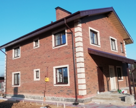 дом из газобетона с облицовкой клинкерным кирпичом
